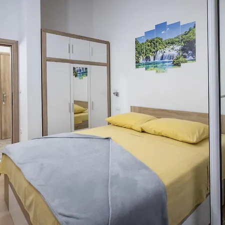 Mia - Two Bedroom With Balcony Apartment *