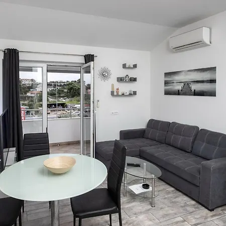 Mia - Two Bedroom With Balcony سبليت
