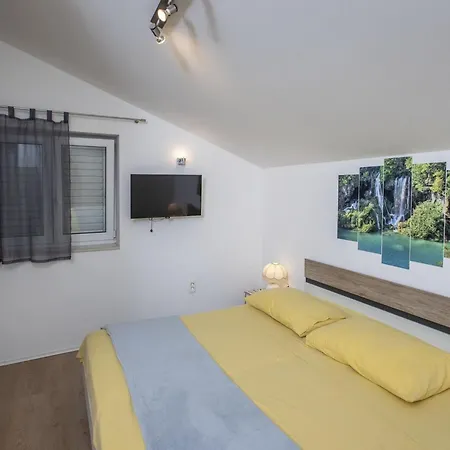 Mia - Two Bedroom With Balcony * Split