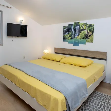 Mia - Two Bedroom With Balcony Apartment