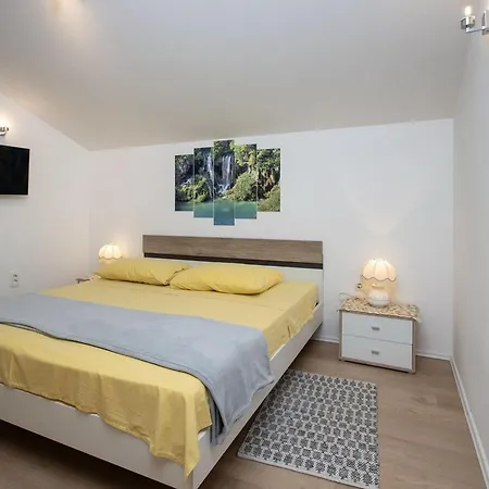 Apartment Mia - Two Bedroom With Balcony