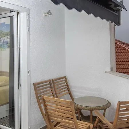 Apartment Mia - Two Bedroom With Balcony *